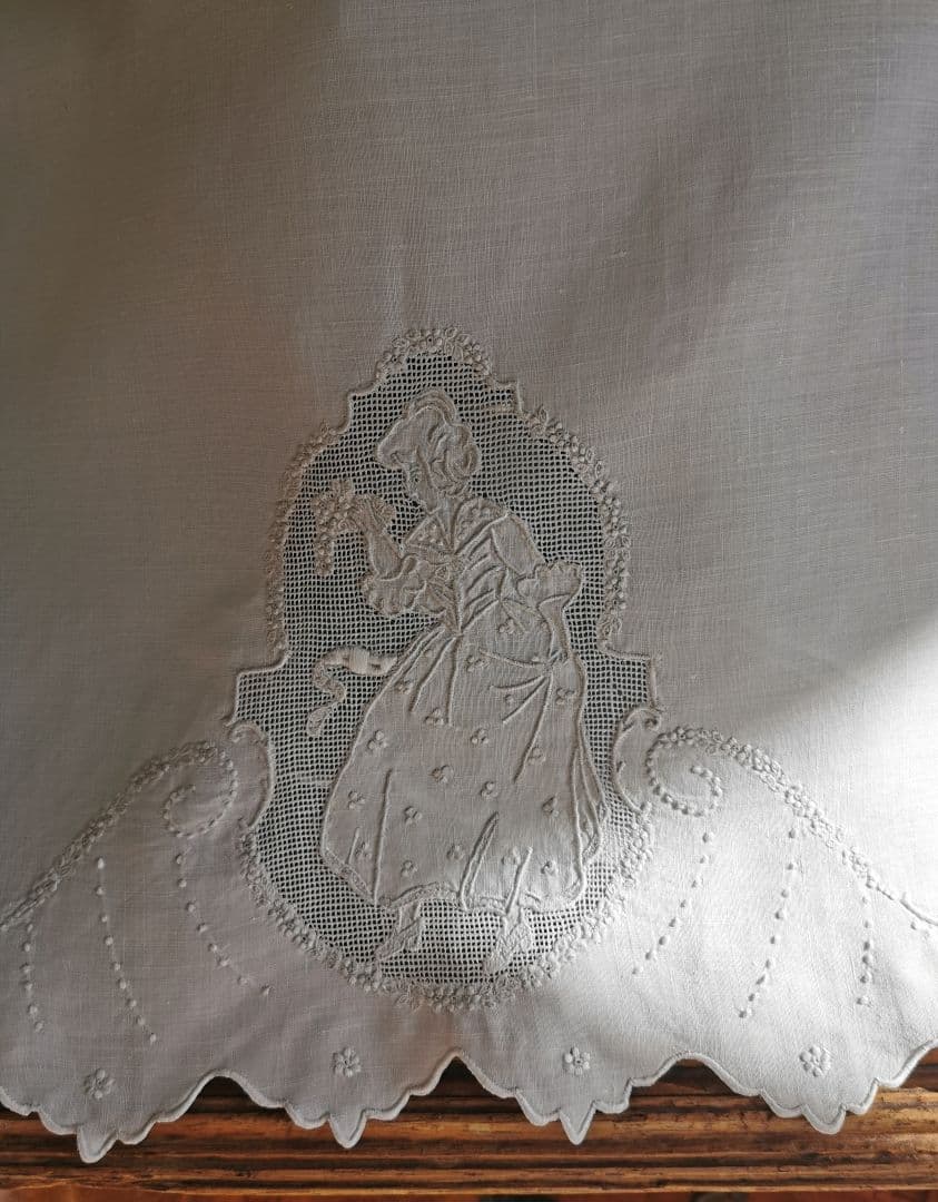 アンティーク アペンツェルレース刺繍 ブーケと少女 小花ガーランド リネンクロス