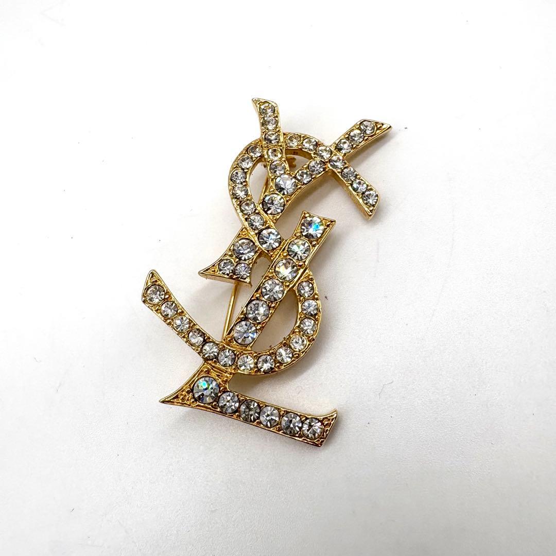 【極美品 】イヴサンローラン ブローチ カサンドラ ロゴ YSL ゴールド 人気