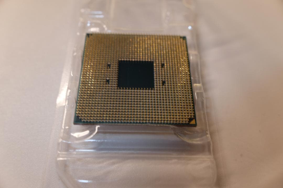 AMD Ryzen 7 3700X CPU（ヒートスプレッダに傷あり）