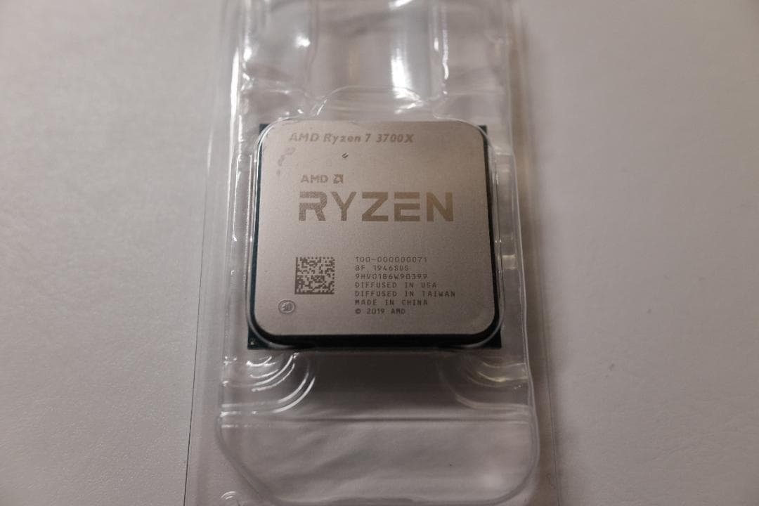 AMD Ryzen 7 3700X CPU（ヒートスプレッダに傷あり）