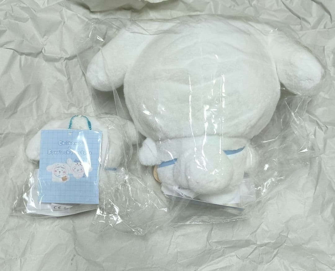 ハチワレ　シナモロール　マスコットホルダー　ぬいぐるみ