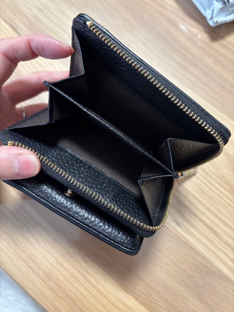美品！russetレザー製 二つ折り財布 黒 金色装飾