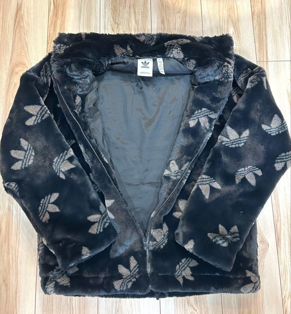 アディダス オリジナルス モノグラム ロゴ ファー ジャケット ジャージ 黒
