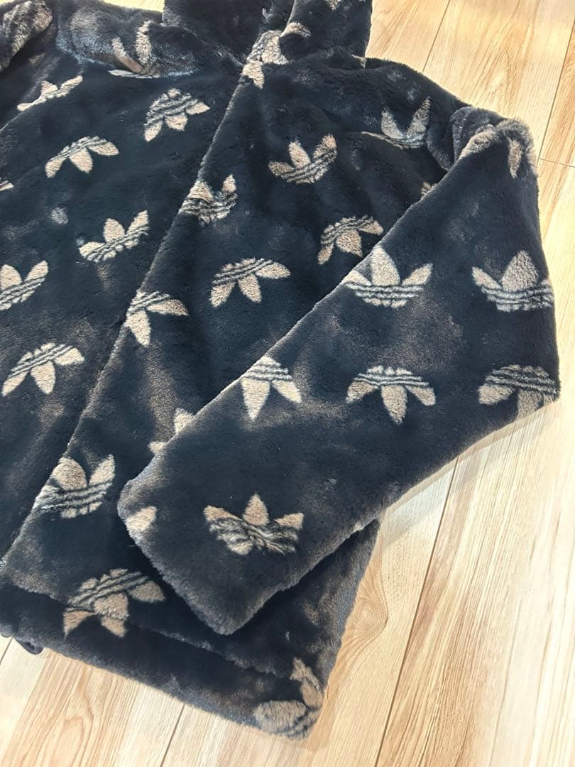 アディダス オリジナルス モノグラム ロゴ ファー ジャケット ジャージ 黒