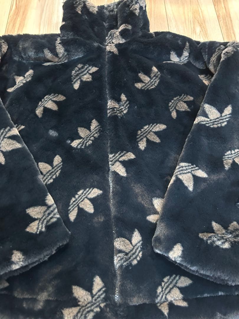 アディダス オリジナルス モノグラム ロゴ ファー ジャケット ジャージ 黒