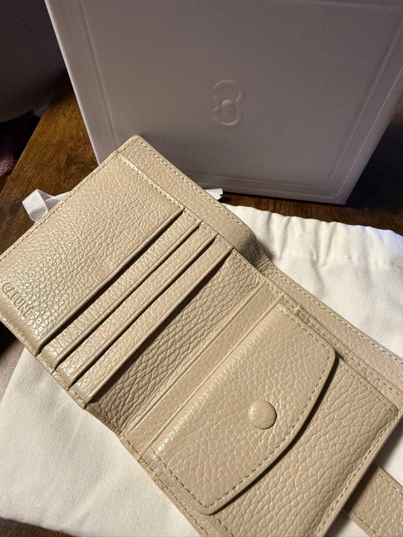 CAFUNÉ ベージュ 二つ折り財布 スタンスフラップウォレット